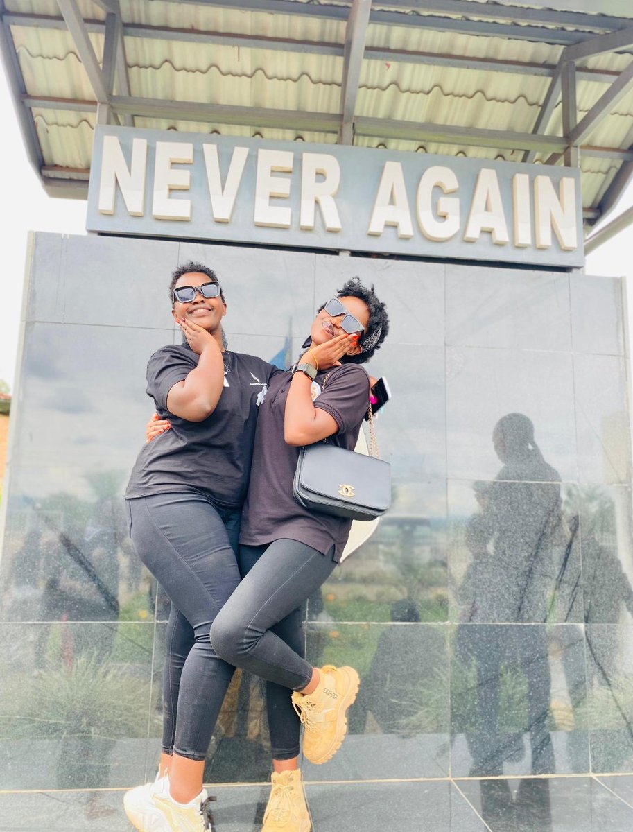 Ese #Kwibuka byabaye #Agatwiko ryari? 🤔
Kujya ku rwibutso ugafata ifoto si ikibazo
Ariko kwifotoza unaseka muri ubu buryo ni ukwereka abantu ko wagiyeyo ariko ntabwo uba uzi icyakujyanye uretse gusa gukurikira abandi no kurangiza umuhango aho kwiga amateka. 

This is nonsense 😡