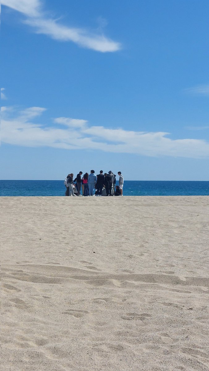 nadalvic's tweet photo. Hem visitat amb 4t d'ESO d @IEPallerola el museu d l'exili, MUME.Hem fet 1 petit homenatge als exiliats republicans a Argelers i hem llegit poemes d Machado davant la seva tomba a Colliure.Actitud,predisposició i gran empatia x part d l'alumnat. Una sortida d 10 amb alumnat d 10. https://t.co/JGhlnzHKbt