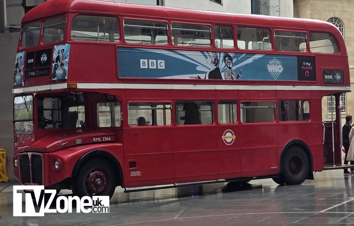 📸 EXCLUSIVE: The #DoctorWho bus arrives at BBC Broadcasting House with stars Ncuti Gatwa and Millie Gibson, alongside showrunner Russell T. Davies, ahead of tonight's premiere event.