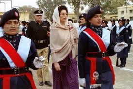 شہید محترمہ بے نظیر بھٹو پاکستانی خواتین کی آئیڈیل ہیں,اُنکی وجہ سے پاکستانی عورت کے وقار میں اضافہ ہوا,دنیا میں پاکستانی خواتین کا مقام بلند ہوا,وہ بھی لیڈیز پولیس کی پاسنگ آؤٹ پریڈ میں شرکت کرتی تھیں,کوئی دکھاوا کوئی ڈرامہ کوئی نمائش بازی نہیں سادگی,عوامی لیڈر عوامی وزیراعظم ❤️