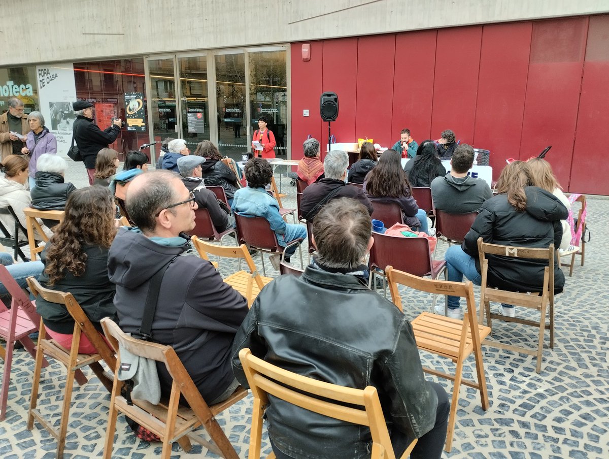 Comença l'acte a la Plaça Salvador Seguí @NoCopaAmerica No a l'ampliació del MACBA @NoMacba