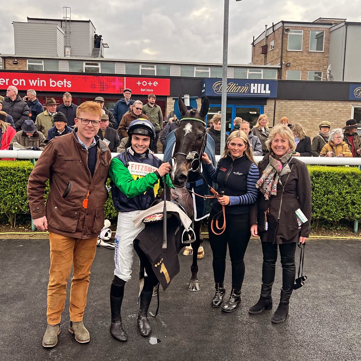 Mole Court is back in the winners enclosure. Making it 6 out of 8 over fences for this legend. Huge congratulations to his owners Michael, Olly, Lizzie and Ed 💥