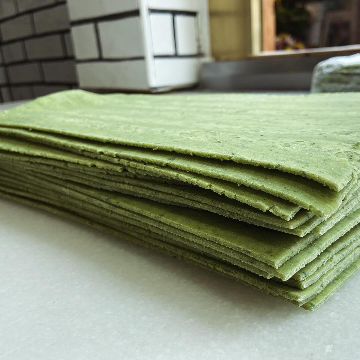 sabemosdepasta's tweet photo. La base.
El sustento.
La clave.
El comienzo de todo…
Resistente y elástica.
Suave y firme.
Sabrosa y sutil.
LA LÁMINA DE #PASRAFRESCA.
100% NATURAL
#sabemosdepasta
#makingpasta
#makinghappiness https://t.co/PamEYD6xrT