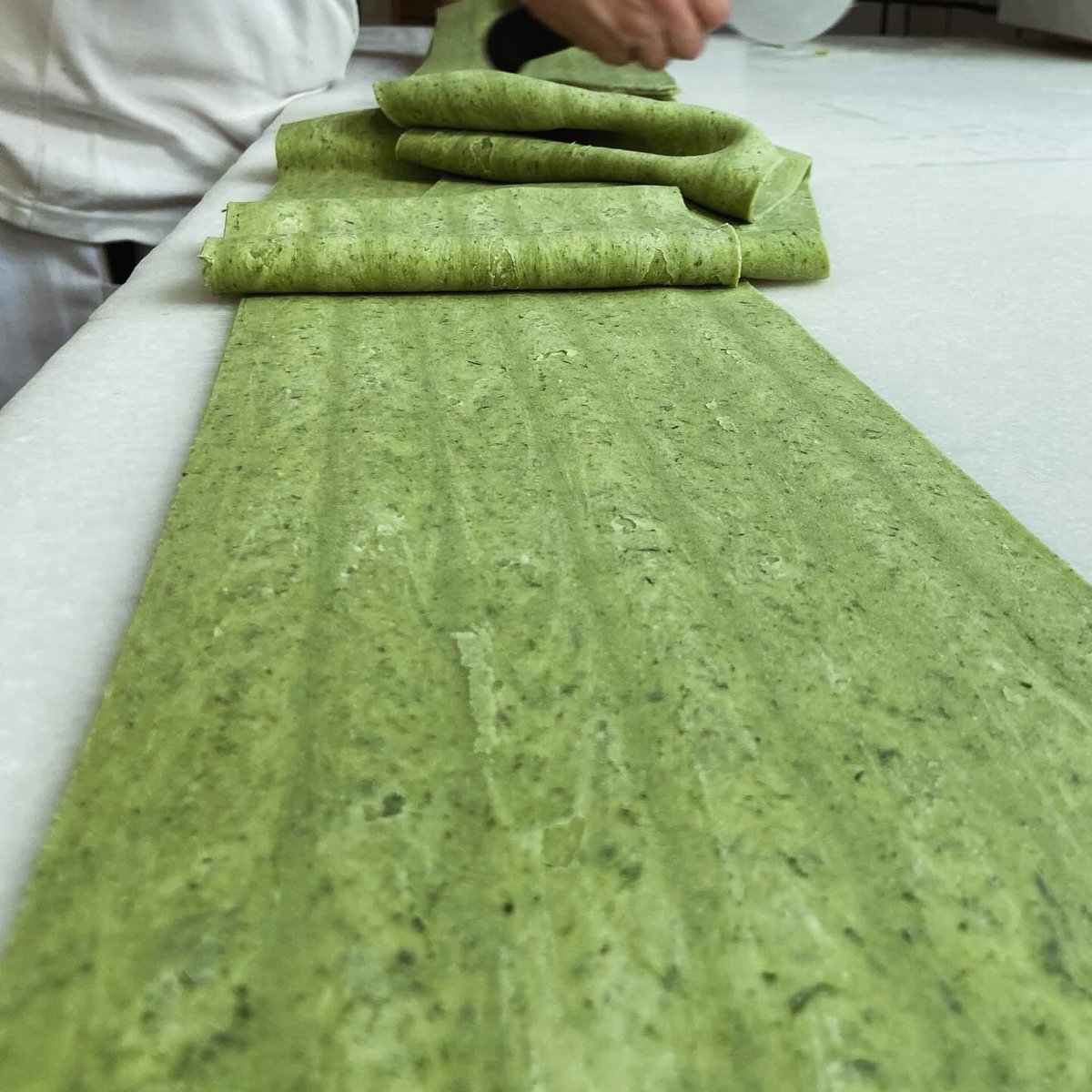 sabemosdepasta's tweet photo. La base.
El sustento.
La clave.
El comienzo de todo…
Resistente y elástica.
Suave y firme.
Sabrosa y sutil.
LA LÁMINA DE #PASRAFRESCA.
100% NATURAL
#sabemosdepasta
#makingpasta
#makinghappiness https://t.co/PamEYD6xrT