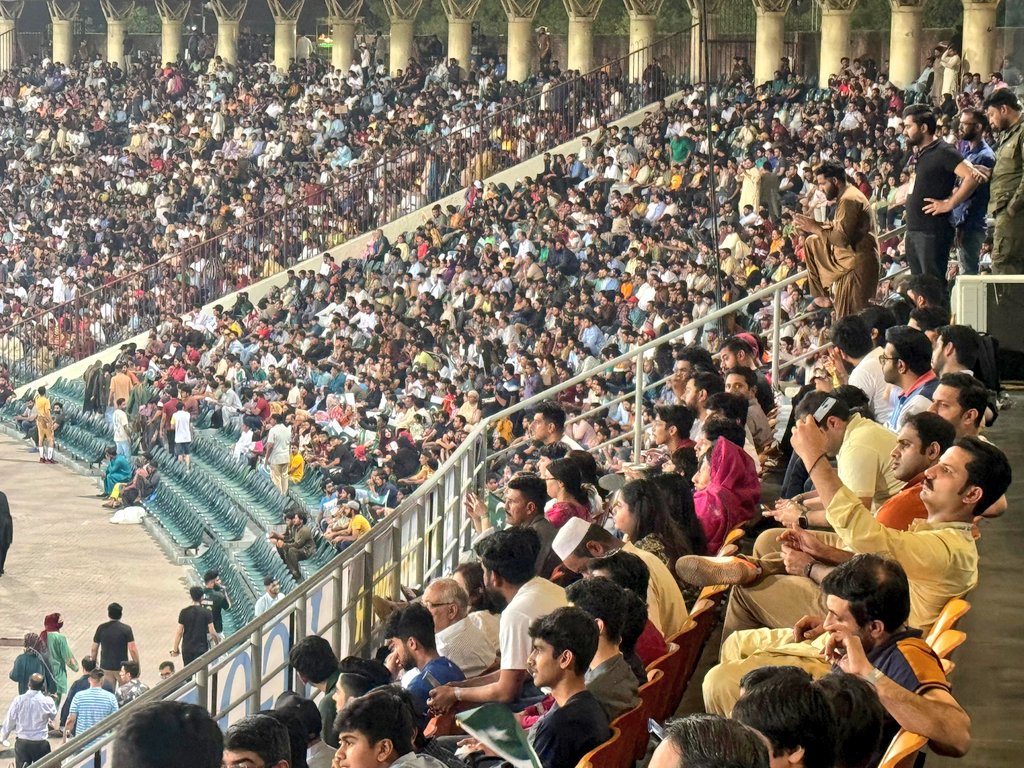 SubhanAmjad85's tweet photo. Lahore Lahore hai.Full house in Ghadaffi Stadium.
#PAKVsNZ|#BabarAzam𓃵 https://t.co/Crs9TLGwj7