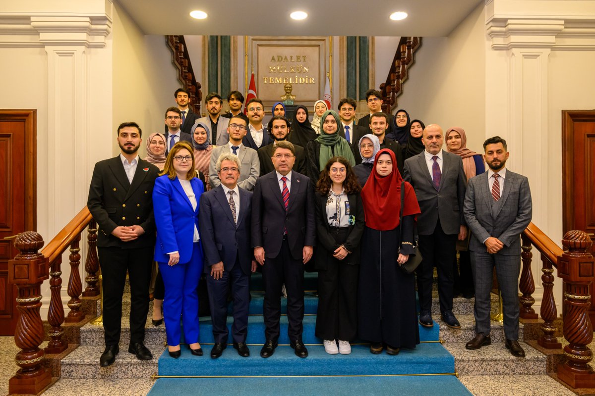 İstanbul İbn Haldun Üniversitesi Hukuk Kulübü öğrencilerimizle Bakanlığımızda bir araya geldik. Tecrübe paylaşımında bulunduğumuz öğrencilerimizin hedefleri ve yenilikçi fikirleri üzerine konuştuk. Geleceğimizin hakimi, savcısı, avukatı öğrencilerimize ziyaretleri için teşekkür…