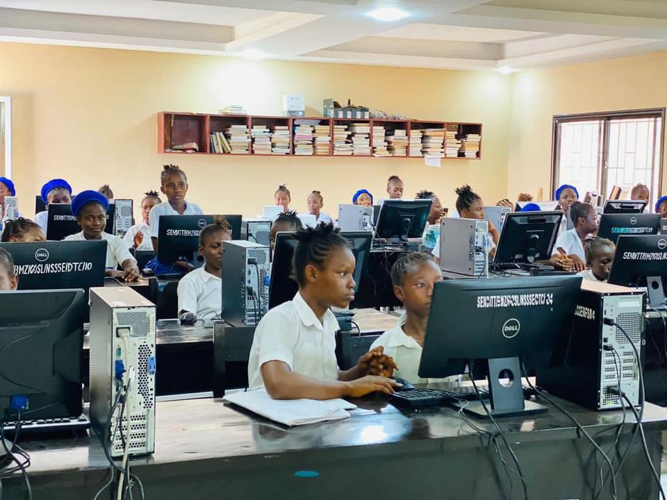 We celebrate the 100s of #GirlsinICT in t🇸🇱 pursuing ICT courses at the @BMZ_Bund @TerraTechNGO @GERinSalone funded Nyapui School & call on our partners @UKinSierraLeone @IrlEmbFreetown @UNWOMEN_SL @USEmbFreetown @trocaire to support tech-literacy actions that empower young girls