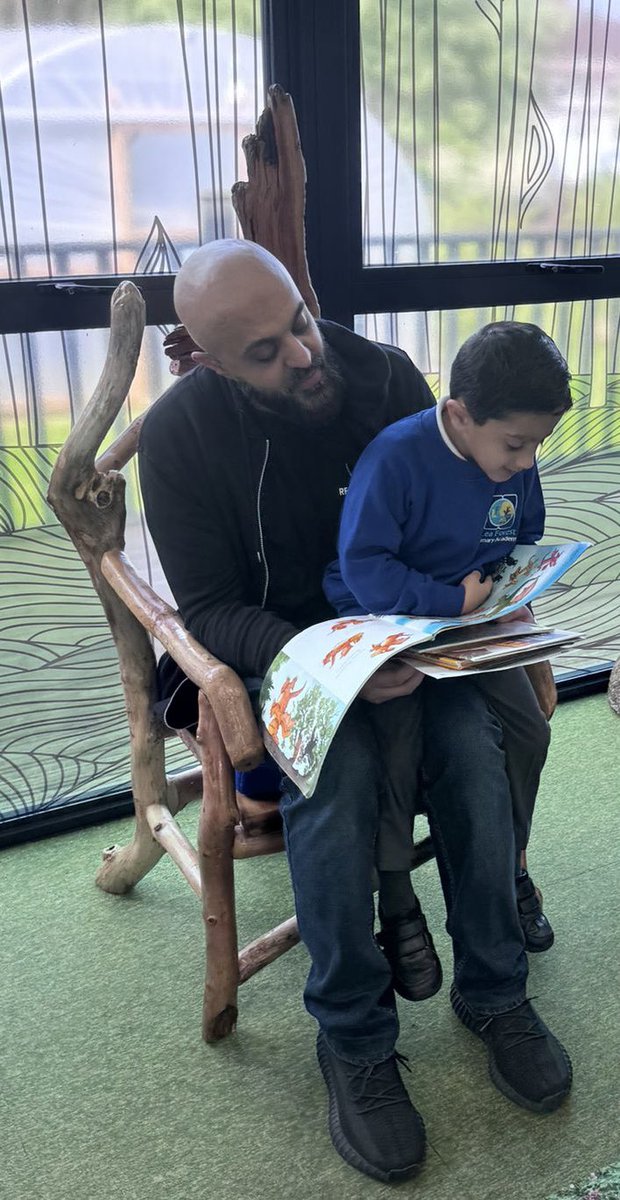 Thank you to our wonderful parents who joined #LFP1EF for their library scavenger hunt today! We had a fantastic time reading with you all!📖📚 @Lea_Forest_HT @lea_forest_aet @MrsDixonLFP @AETAcademies @_Reading_Rocks_