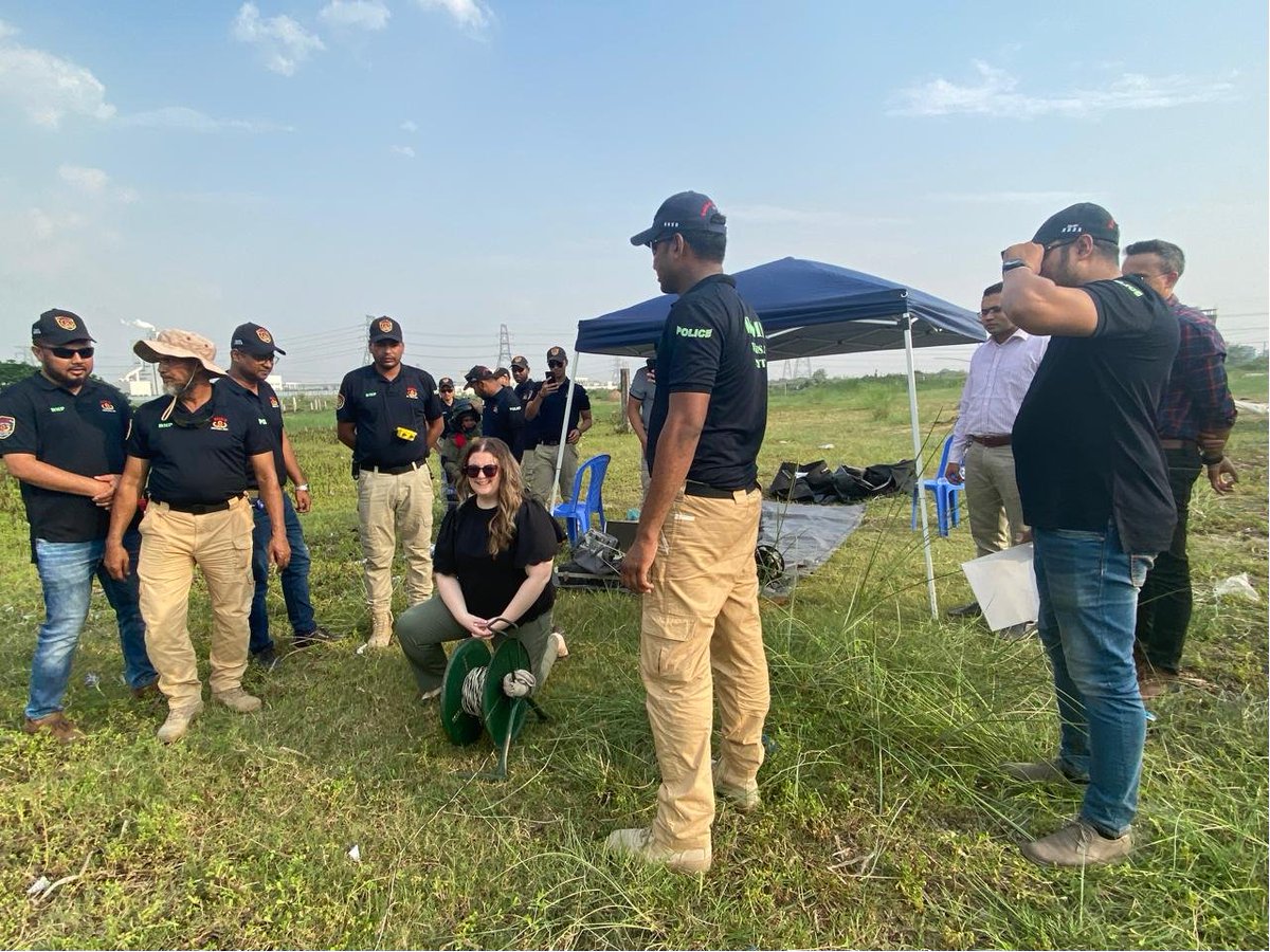 @StateDeptCT and @USEmbassyDhaka impressed by high caliber CTTC Bomb Disposal Unit during a demonstration outside Dhaka. Happy to see our effective partnership with these dedicated officers. @USEmbassyDhaka @StateDeptDSS #ATA