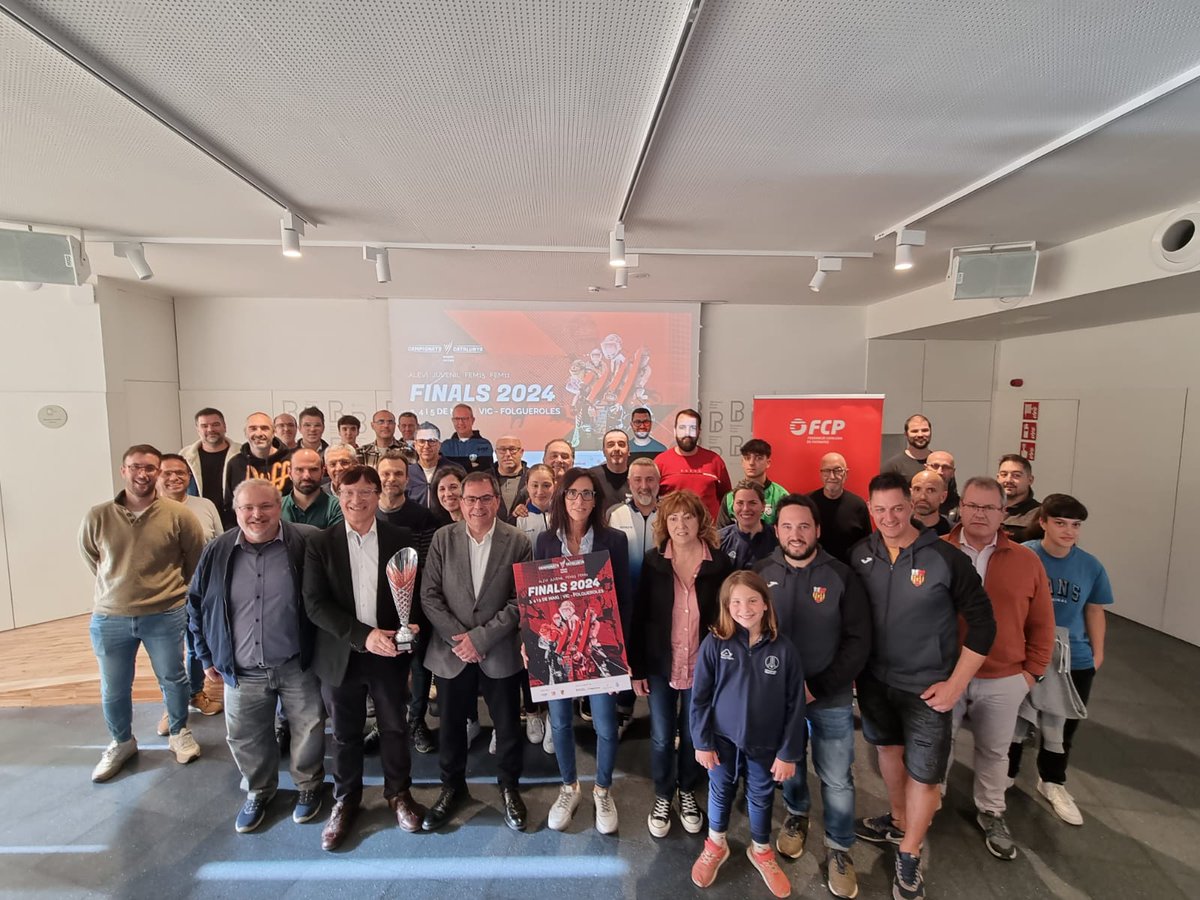 FCPatinatge's tweet photo. 🏑 🏆 Sortejats els grups de les finals dels 𝗖𝗮𝗺𝗽𝗶𝗼𝗻𝗮𝘁𝘀 𝗱𝗲 𝗖𝗮𝘁𝗮𝗹𝘂𝗻𝘆𝗮 𝐛𝐚𝐬𝐞 𝐝'#𝐇𝐨𝐪𝐮𝐞𝐢𝐏𝐚𝐭𝐢𝐧𝐬 que celebrarem a 𝗩𝗶𝗰 𝗶 𝗙𝗼𝗹𝗴𝘂𝗲𝗿𝗼𝗹𝗲𝘀 (3, 4 i 5 de maig) ❗️

Moltes gràcies a @PilarinBayes per acollir-nos ❤️ https://t.co/bytCE85RHF