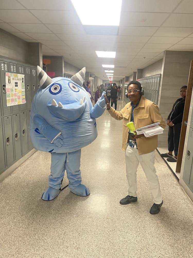 Snarg got to pump up the students @ Erwin Middle School today. @JefcoedK_5 @Jefcoed6_12 @ErwinMiddle @iReady