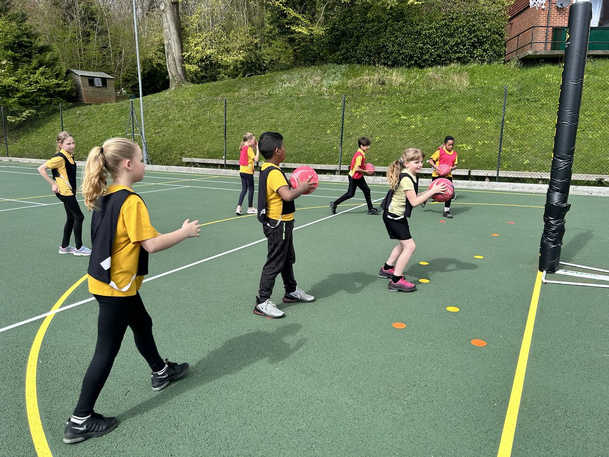 Great to have the Year 4&5 pupils from Furzefield Primary School to visit for the first of our masterclass sessions. Not only did they bring fantastic energy with them they also brought the only full hour of sunshine! ☀️💪😻 @Caterham_School @CatPartnerships @CaterhamSport