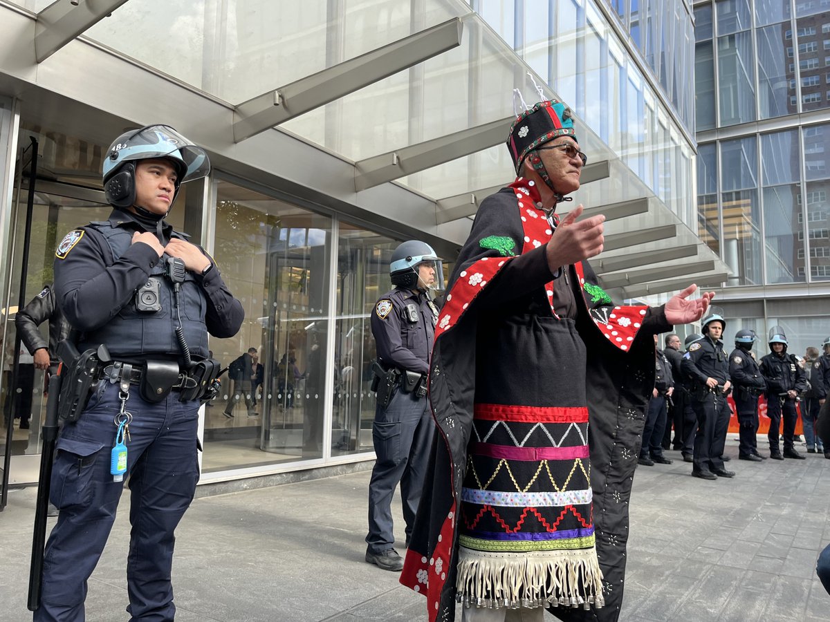 'Think of the future. Put your dirty money elsewhere'
Hereditary Chief Na'Moks of the Wet'suwet'en in Canada demands that @Citi end funding to companies & projects killing people
#PeopleVsCiti #CitiDropFossilFuels