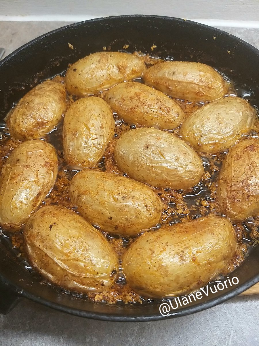 Cooking on busy day: Roasted Parmesan Potatoes Baby potatoes are the best, cooks fast. Am I addicted to these? Yesss, totally😋😂
