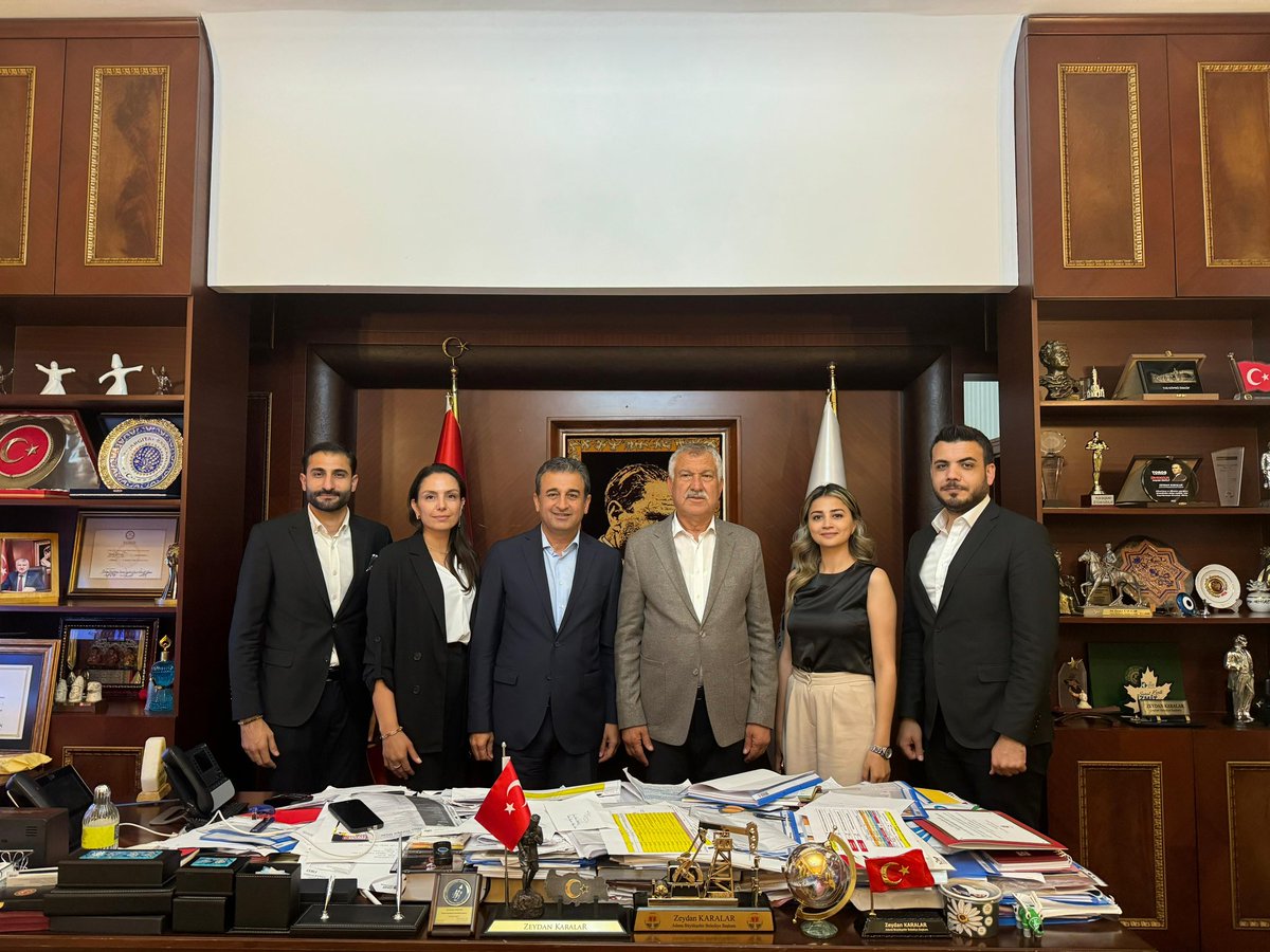 Adana Büyükşehir Belediye Başkanımız Zeydan Karalar’ı meclis üyelerimizle ziyaret ederek, hayırlı olsun dileklerimizi ilettik. #İşimizGücümüzAdana