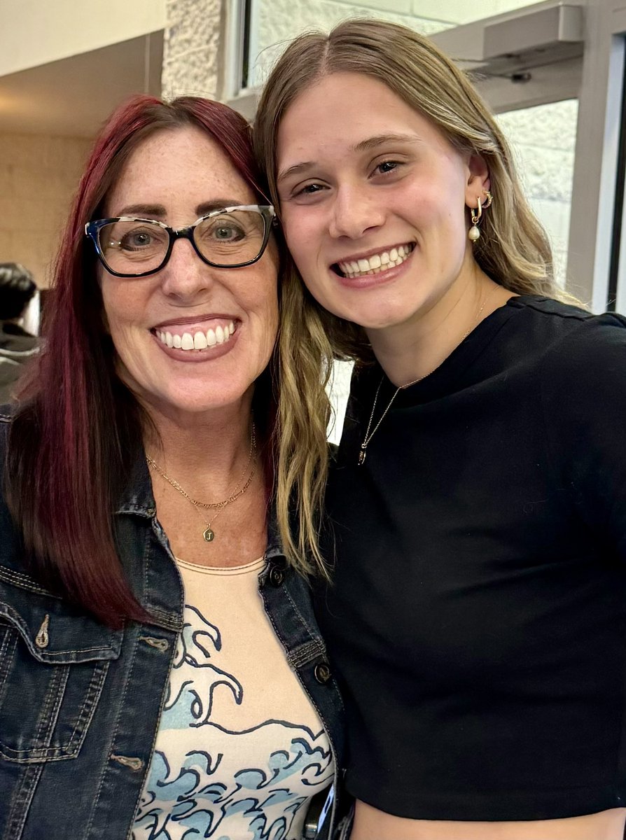 The senior Art show was amazing! And what a treat to see my girl 😍 @annie_berrow 💪🏼So proud of u ❤️Always will be @MortonFRIENDS @MrsAmbrus @mhsartmrskane @TootHeidi @mentorschools #onceacard