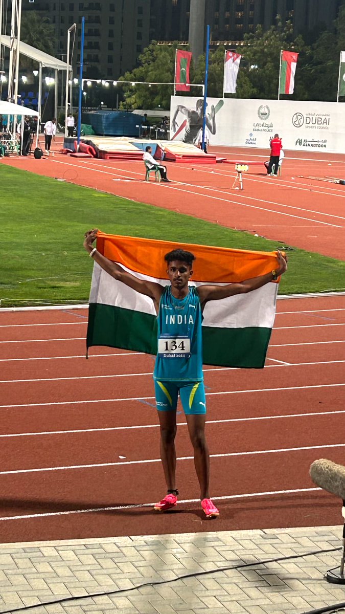 2️⃣ more in! 🥈🥉 Vinod Singh makes it count in 5000m marking a timing of 14:09.44 sec to take the 🥈 while Aman Choudhary (right) took a 🥉in the men's 400m. 👏🔥 #U20AsianAthletics