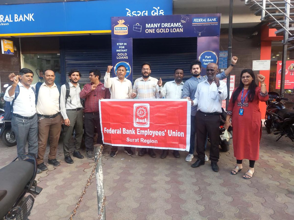 PROTEST DEMONSTRATION HELD TODAY (25.04.2024) AGAINST TRANSFER POLICY SETTLEMENT VIOLATION BEFORE:

@FederalBankLtd BR. SURAT / VARACHHA 

#FBEU
#GBWU
#MGBEA
#AIBEA
@GPTW_India