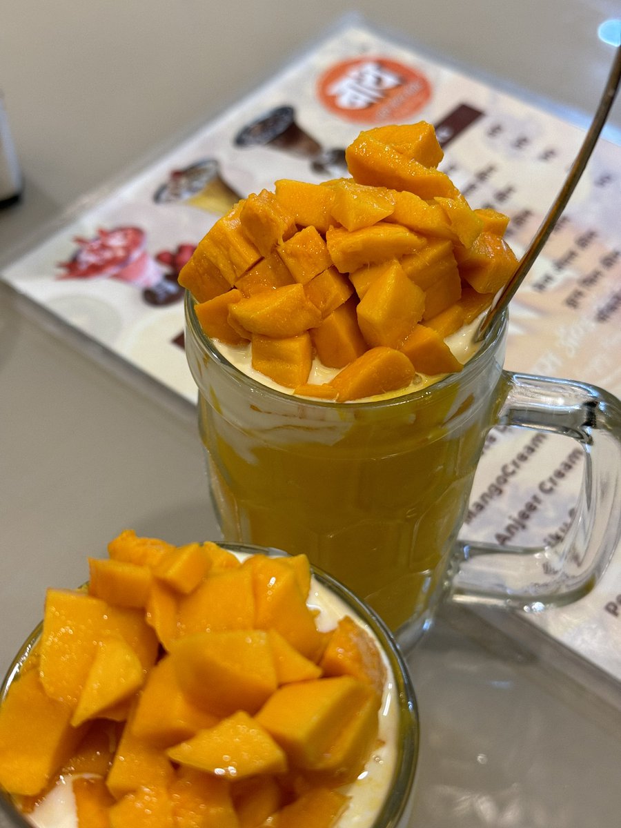 वेगवेगळ्या प्रकारे आंबा खाल्ला जातो, पण तुम्ही त्याचा आस्वाद घेत जिंदगी वसूल करताय ही महत्त्वाची गोष्ट! The mango is eaten in different ways, but what matters is that you taste it with pleasure! #Summer #Mangoes #ZindagiVasool