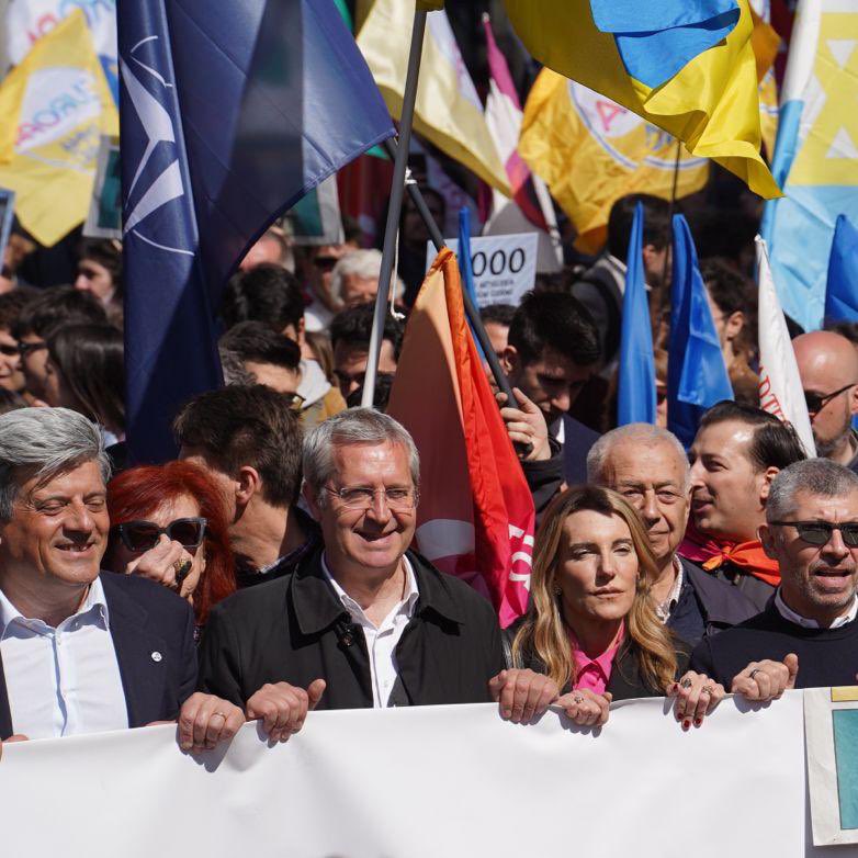 Questo 25 aprile ho sfilato al corteo di Milano accanto alla Brigata Ebraica e agli ucraini che sventolavano le loro bandiere, guidando la delegazione di @Piu_Europa. Non dimentichiamo il fascismo di ieri per combattere l’antisemitismo e l’odio per il popolo ebraico di oggi,…