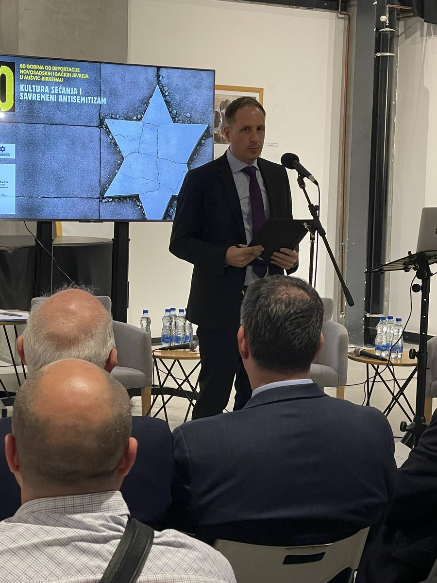 ukinserbia's tweet photo. Dominik Otvej @domotway, zamenik ambasadora, večeras u #NoviSad povodom 80. godišnjice deportacije Jevreja iz Novog Sada i Bačke u logor Aušvic-Birkenau rekao je da moramo učiniti sve u našoj moći da se ovakvi zločini više nikada ne ponove. https://t.co/P1luiYPNoZ