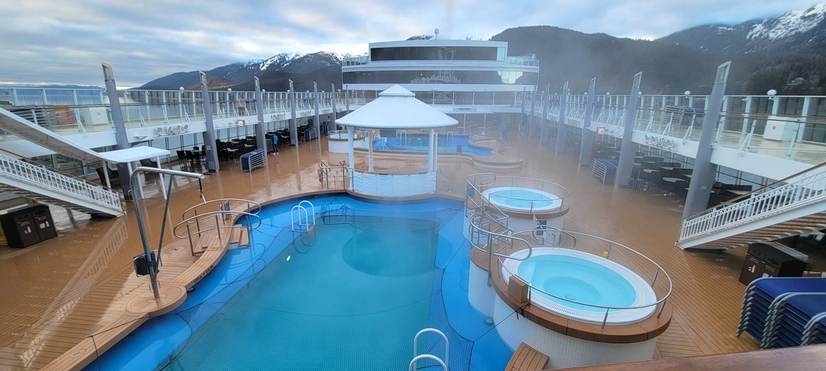 How weird. A big, steamy pool this morning about 6:30 and not a soul taking a dip. It was only about 34F out. #Alaska #CruiseNorwegian