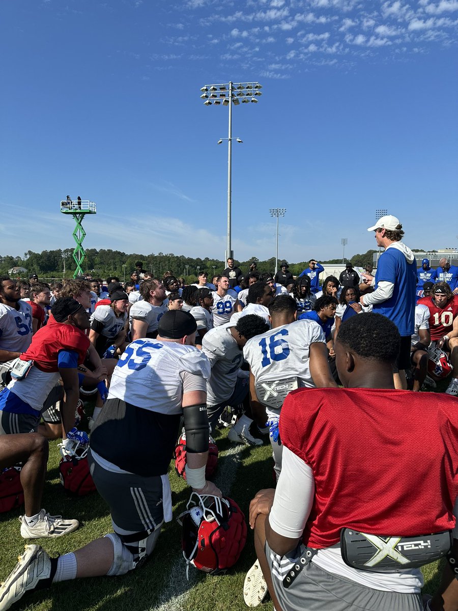 Thanks for having me at practice @LATechFB! @SCumbie_LaTech doing things the right way! #EverCompliantBe