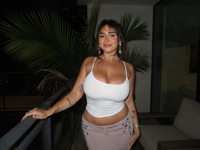 1 pic. 🌺🌺🌺 https://t.co/tnb0RJiJuu