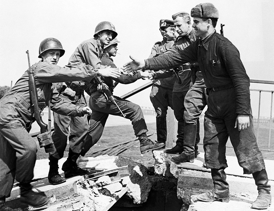 1945'te bugün: Almanya'nın batısından ilerleyen Amerikan Birinci Ordu askerleri ile doğusundan ilerleyen Sovyet Birinci Ukrayna Ordu Grubu askerleri, Elbe Nehri'nde (Torgau) irtibat kurdu. Almanya böylelikle fiilen ikiye bölünmüş oldu.