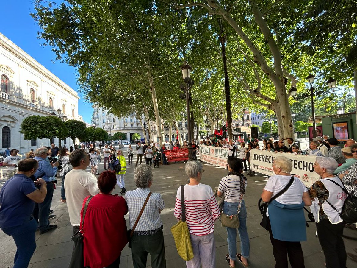 ‼️ Está teniendo lugar ahora mismo la concentración convocada por APDHA en Plaza Nueva (#Sevilla) por el Derecho a una #ViviendaDigna.

¡Porque la vivienda es un derecho y no el negocio de unos pocos!