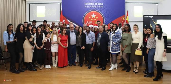 Connacionales en #China realizaron un importante  donativo de catéteres venosos centrales y antibióticos a nuestro país,  ya entregados al MINSAP y al proyecto a 'Cuba hay que quererla', en saludo a la Victoria de Girón y celebrando el próximo 1 de Mayo. 

#JuntosXCuba 🇨🇺