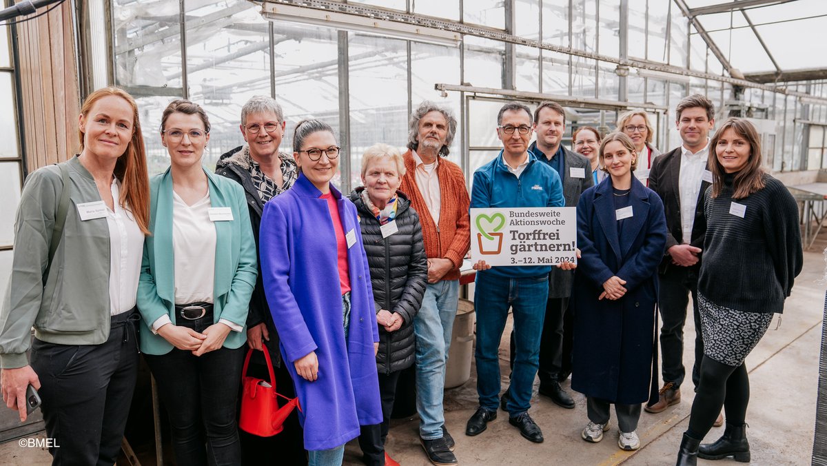 „Torffreies Gärtnern ist aktiver #Klimaschutz. Jeder Blumentopf zählt!“ Mit dieser Botschaft hat @cem_oezdemir in einer Gärtnerei in Berlin den Startschuss für die bundesweite Aktionswoche „#Torﬀreigärtnern!“ vom 3. bis 12. Mai gegeben. Mehr Infos ➡️ torffrei.info