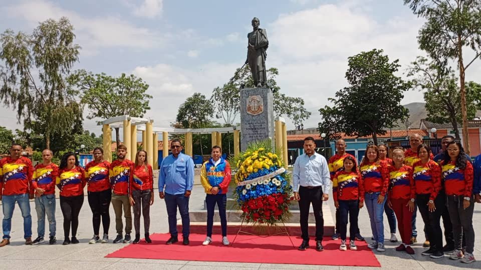 #Carabobo ||Trabajadores liderados por el Jefe estadal @marcoscamposf_ junto a Johan Castañeda, alcalde de Guacara realizaron Ofrenda Floral ante la estatua del Padre de la Patria Simón Bolivar como parte de la celebración del 21 Aniversario de @MercalOficial #UniónDeLosPueblos