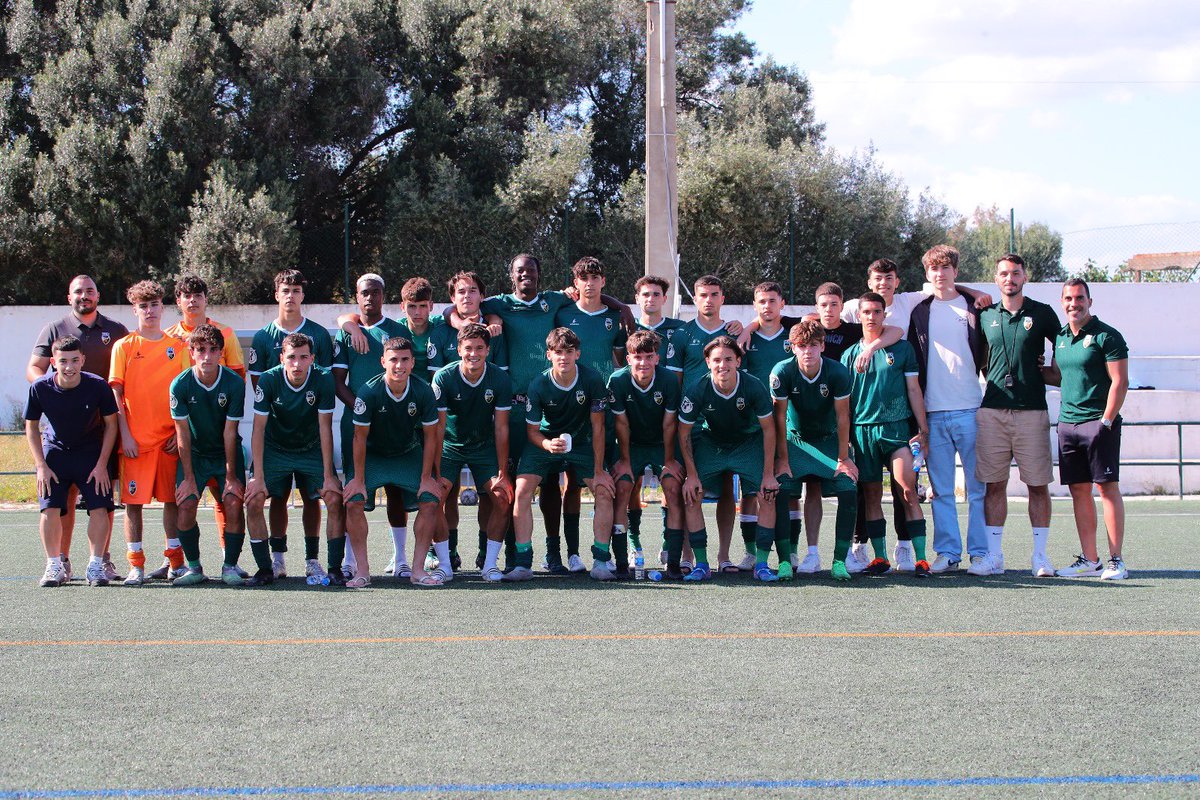 Muitos parabéns aos nossos Campeões da Liga Algarve Juniores!🏆 A vitória por 1-0 frente ao SC Olhanense 1912 garantiu o 1° lugar da tabela e a tão desejada subida à 2ª Div.Nac. 👏Conseguindo desta forma colocar as duas equipas do escalão de juniores nos campeonatos nacionais🦁