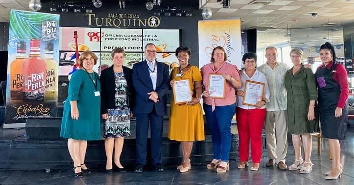 CubaRonSA's tweet photo. 📌Del 2️⃣4️⃣ al 2️⃣6️⃣ de abril se desarrolla en el Hotel Habana Libre de la capital, el Seminario Internacional de la Oficina Cubana de la Propiedad Industrial #OCPI, con el título: "Desafíos de la Propiedad Industrial".
#MinalXCuba
#GenteQueSuma 
#CubaRonSA🇨🇺🥃👇 https://t.co/uvwKiurYez