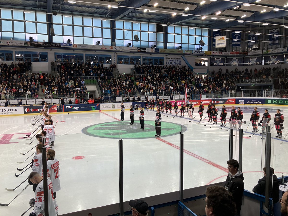 Die Männer des <a href="/deb_teams/">Deutscher Eishockey-Bund</a> in ihrem fünften WM-Test - diesmal gegen Österreich #GERAUT #debteams <a href="/SCRiessersee/">SC Riessersee</a> #dpareporter