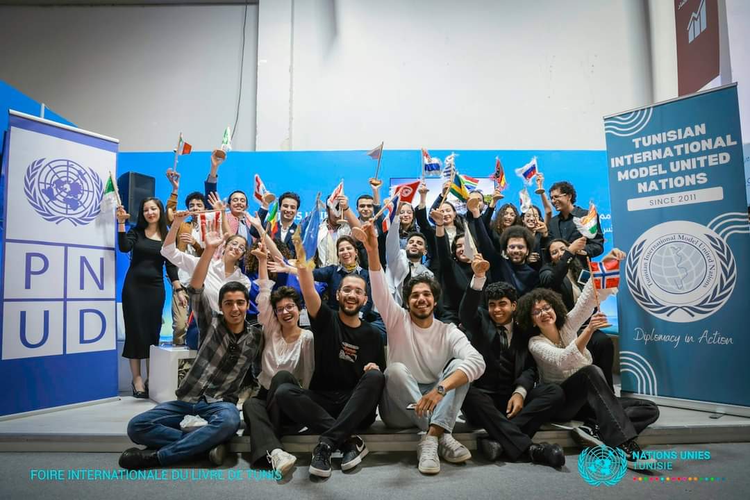 BouthainaJhimi's tweet image. For two days, a group of young leaders from #TIMUN, comprising high school and university #students from various regions of #Tunisia, convened at the Book Fair to partake in a simulation of the @UNEP focusing on the pressing issue of the #Water_Crisis.