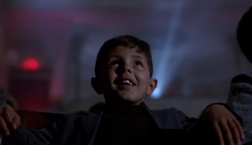 ThePhantomastic's tweet image. No sé si a vosotros os pasa, pero en lo que a mí respecta, hay películas que me remueven por dentro. Si el otro día tocó la alegría, hoy es el turno de las que me conmueven profundamente. ¿Cuáles son las que os tocan la fibra? Ya me diréis. 🧵🧵