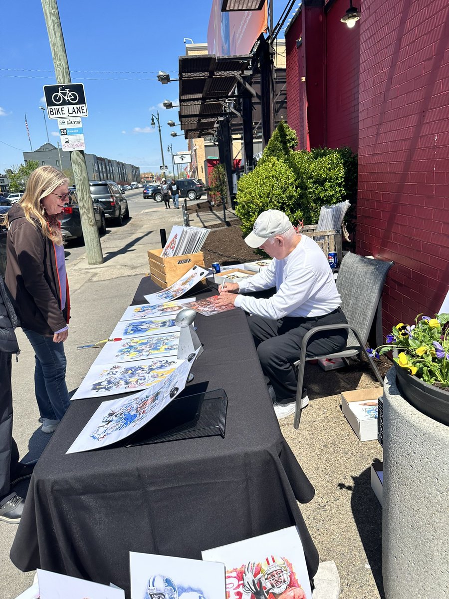 ClvlndK8's tweet photo. So this just happened… #Browns legend Ed Bettridge, middle linebacker #65!
😎🏈🧡🤍🤎 #FanGirl #CLEHistory #Champs https://t.co/LJ6nOYwCMW