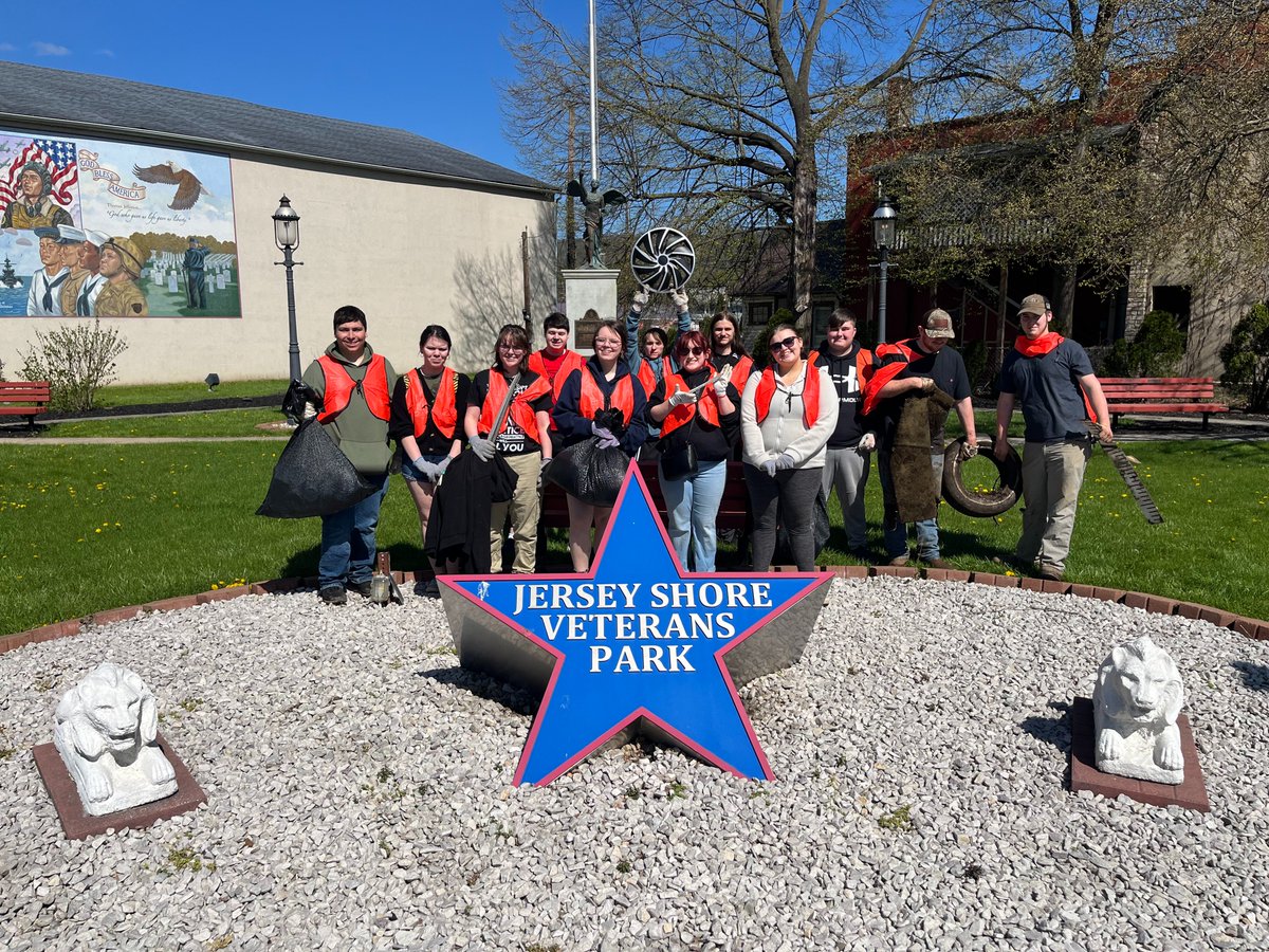 JS High School students & staff celebrated Earth Day by joining 'Pick Up PA' with Susquehanna Greenway Partnership, cleaning up our community! They collected and responsibly disposed of 100 lbs of trash. Proud of our Bulldogs! 🌟 #JSBulldognation #KeepPABeautiful