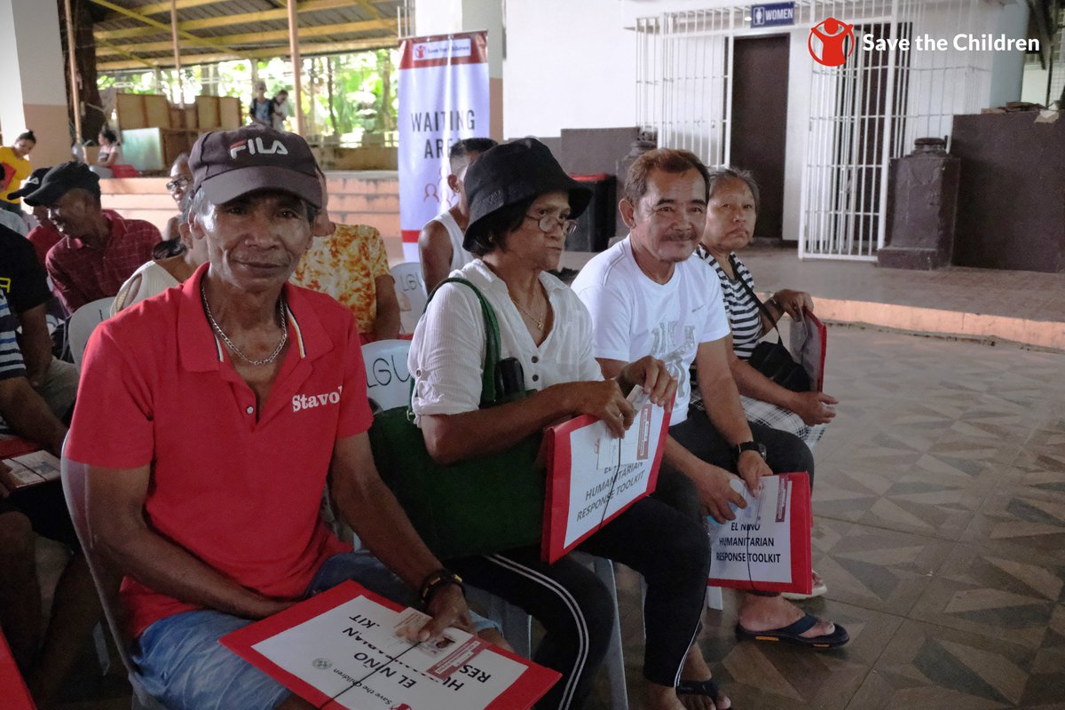 As a part of our humanitarian efforts to support farmers affected by El Niño 🌾☀️, Save the Children provided cash assistance to 200 farmers in Barangay Concepcion and Barangay Nacube in Gandara, Samar, April 24. Full story: facebook.com/SavetheChildre… #ForAndWithChildren