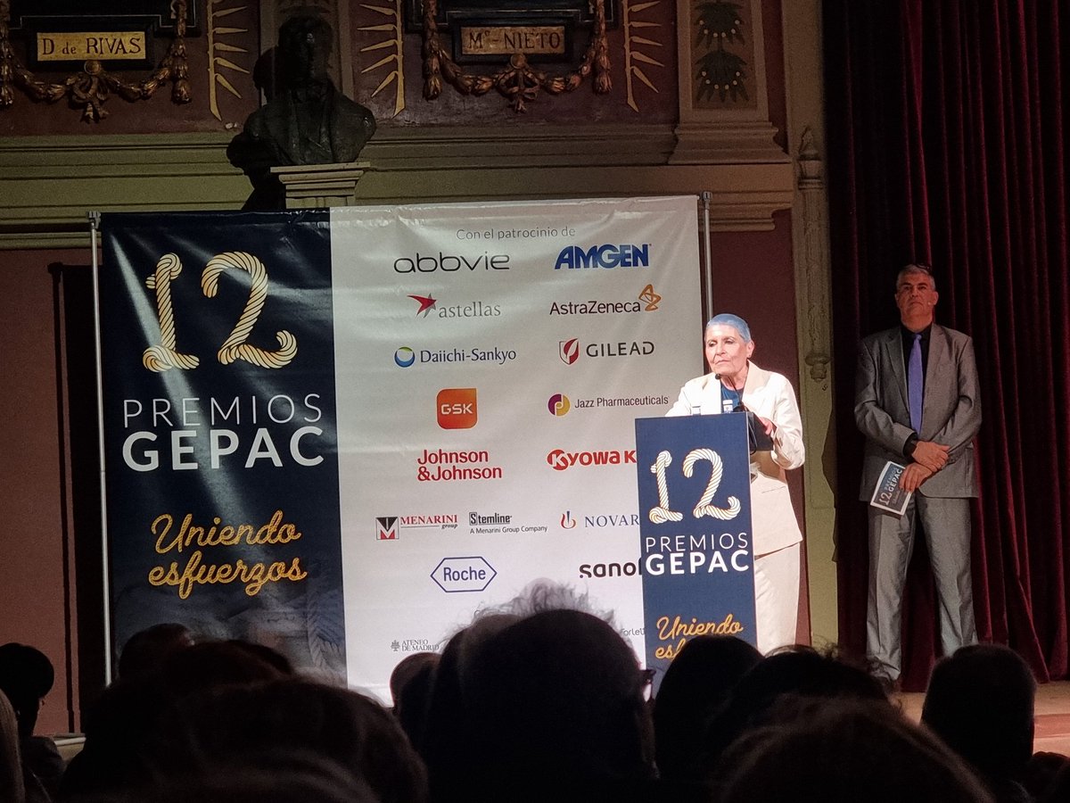 Con @GEPAC_ y los pacientes con cáncer en los #12PremiosGEPAC #UniendoEsfuerzos. ¡Enhorabuena a todos los premiados! 🙌🏻🙌🏻