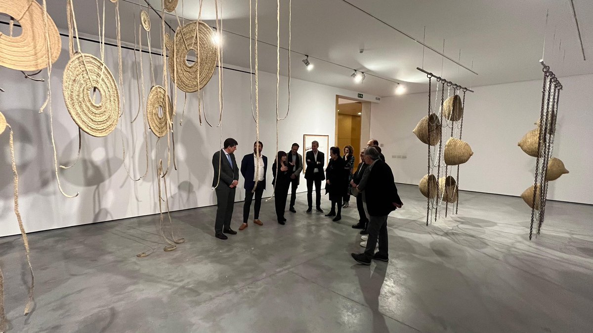 L'exposició 'Som Palau / Som Estable' de l'artista Ana Laura Alaez ha estat inaugurada avui a @esbaluardmuseu. Una obra que sorgeix de l'acte d'ordir reflexiona sobre la lluita entre contraria que ens manté actius.