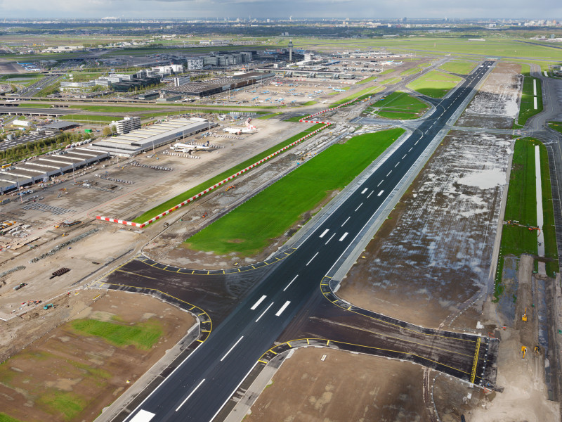🔴 Amsterdam Schiphol has reopened its Kaagbaan runway after major maintenance. Work was carried out on the frequently used parts of the runway, laying new asphalt, refurbishing the lighting system, updating the rainwater drainage system and electricity cables. #Airways #Airports