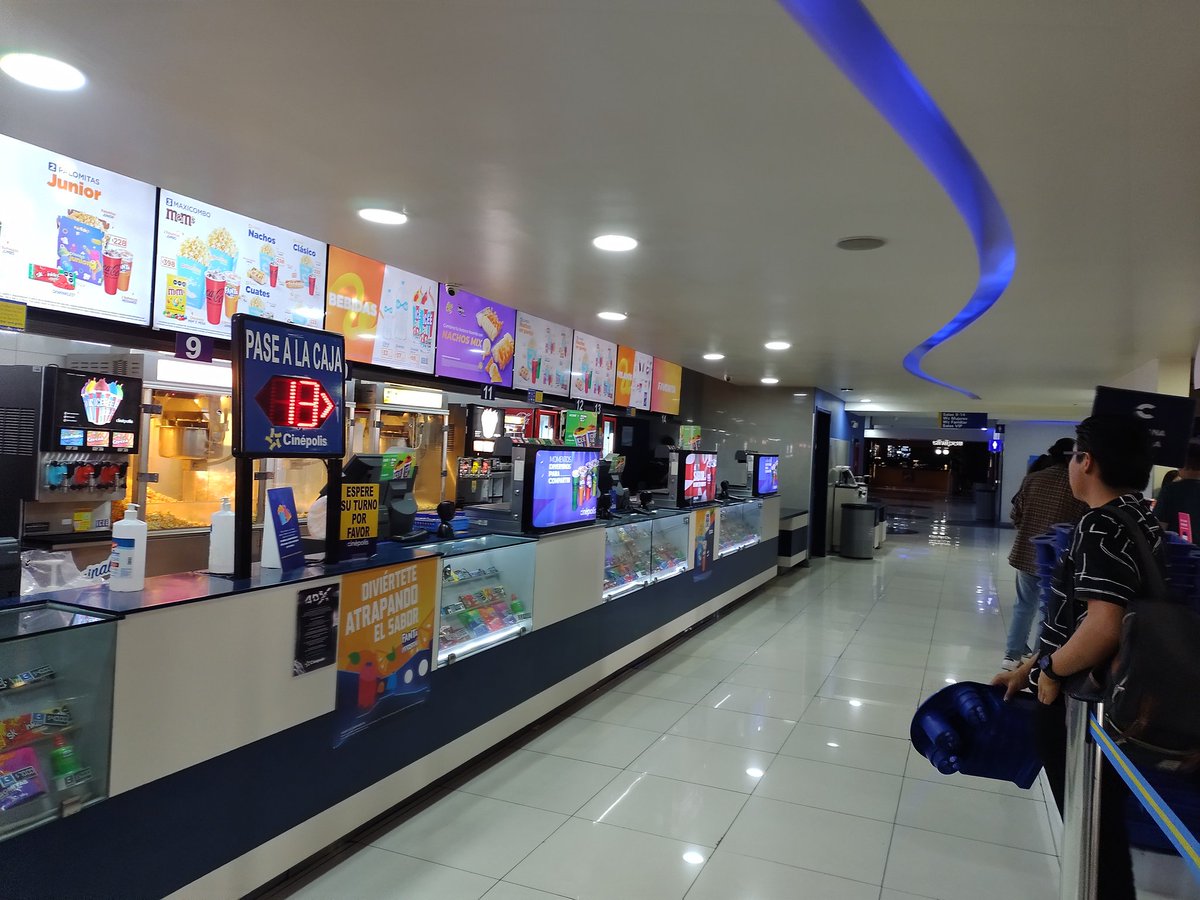 Otra vez <a href="/Cinepolis/">Cinépolis</a> ?? primera función en Universidad y avisan después de 20 min que ya no tenían los promocionales de #SPYxFamily 
Ya perdí la cuenta de las veces que hacen esto...