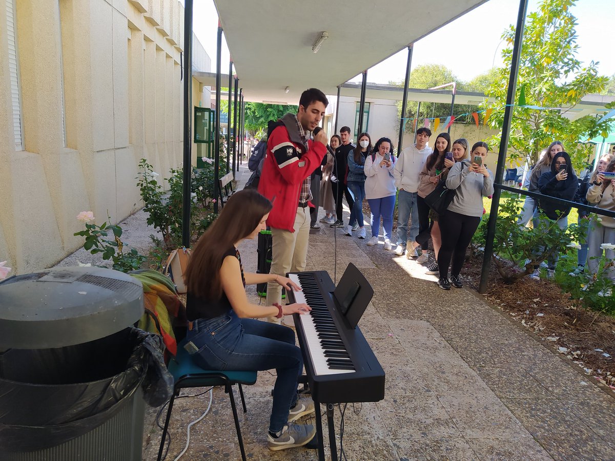 FacEducPsicUEx's tweet photo. Nos hemos unido a @coaemcoaem para celebrar #Musiqueando con actuaciones musicales 🪇 y un maratón de radio en directo🎤 Gracias al alumnado, personal de administración y profesorado por vuestra implicación ❤️❤️❤️ https://t.co/uy3EgdSJUx