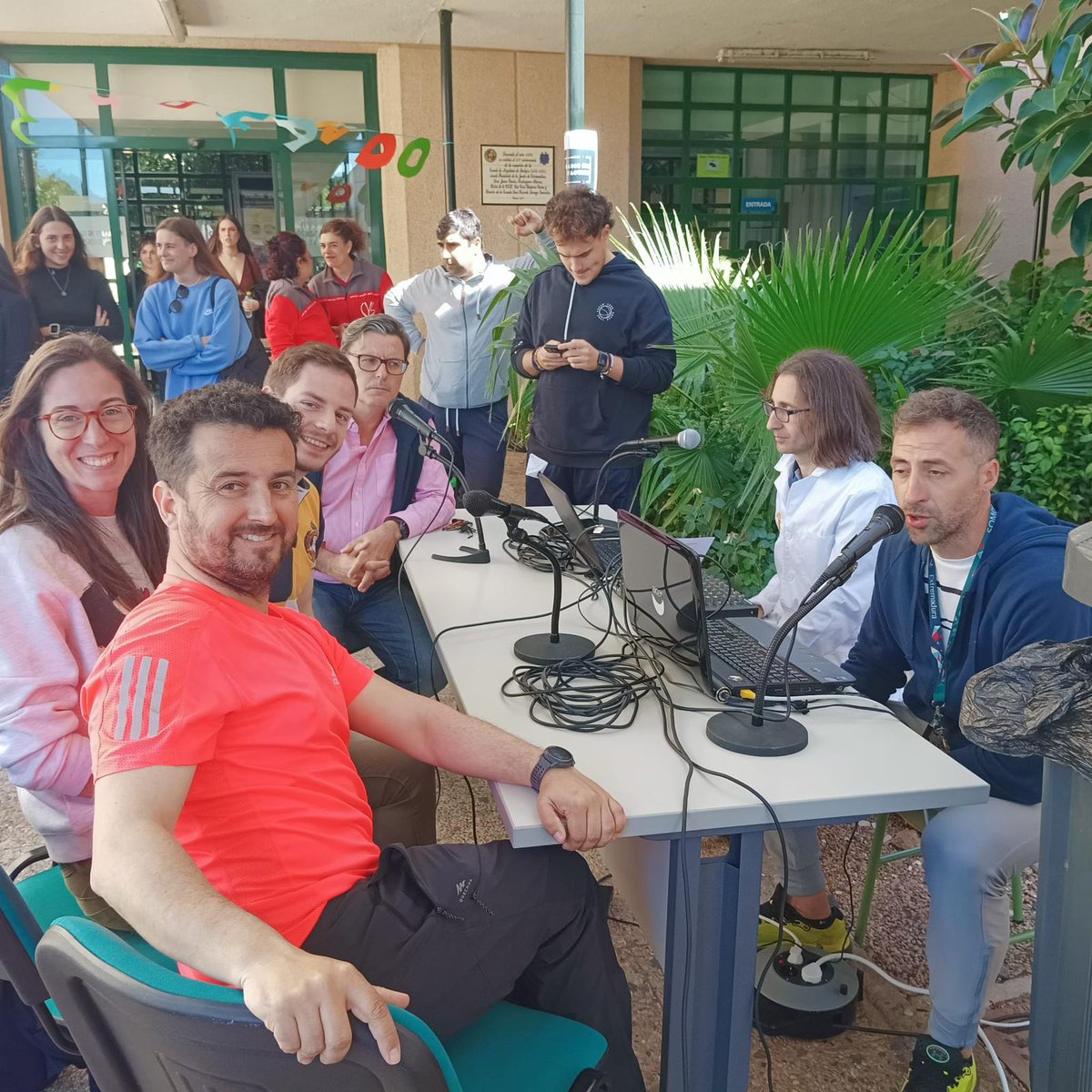 FacEducPsicUEx's tweet photo. Nos hemos unido a @coaemcoaem para celebrar #Musiqueando con actuaciones musicales 🪇 y un maratón de radio en directo🎤 Gracias al alumnado, personal de administración y profesorado por vuestra implicación ❤️❤️❤️ https://t.co/uy3EgdSJUx