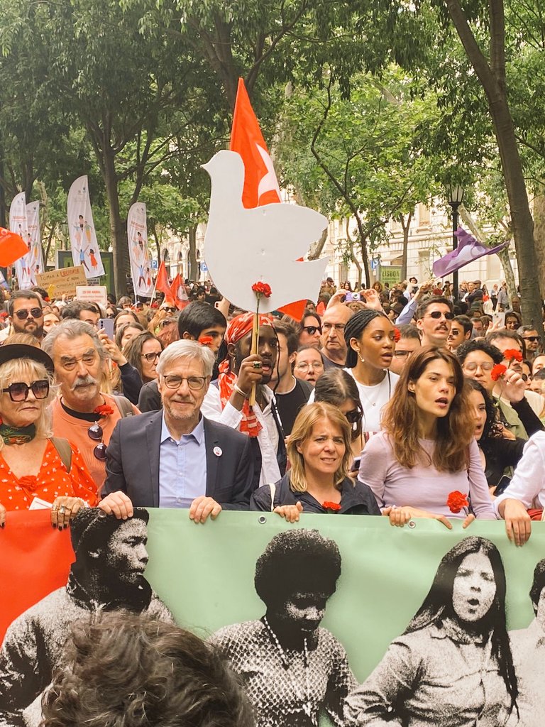 Em cada esquina um amigo, Em cada rosto igualdade. #25Abril sempre @WalterBaierEL took part today at the demonstration at Avenida da Liberdade in Lisbon with @BlocoDeEsquerda. From Portugal to Italy, a crucial day for a democratic and anti-fascist Europe. #25aprileSempre