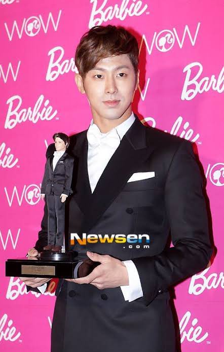 gobackpop's tweet photo. #Jessica and #TVXQ #Yunho receiving the "Barbie Award" and the "Ken Award" at the 2012 Mattel’s Barbie The Dream Closet campaign event.

The artists were both gifted dolls made in their likeness. https://t.co/ddot6hdRC1