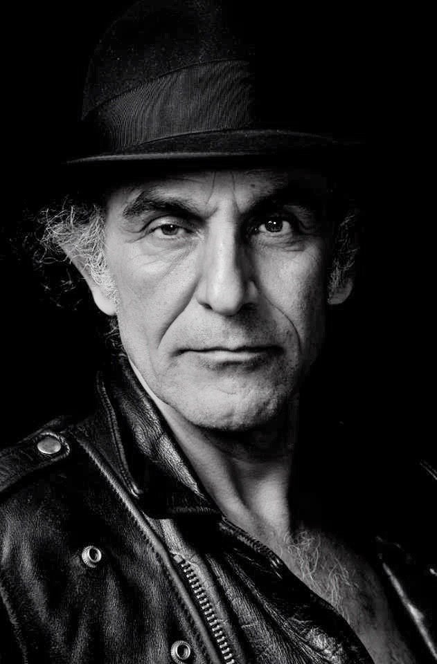 GM 🎨,

Meet Shahram Karimi: A Transcultural Artist Weaving Persian Heritage with Western Expression 🌍

artsy.net/artist/shahram…